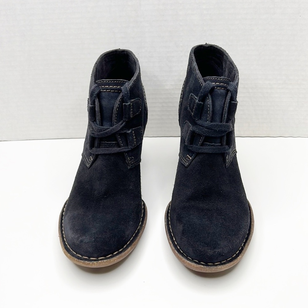 Clark’s Bergen suede lace up ankle booties size 7.5